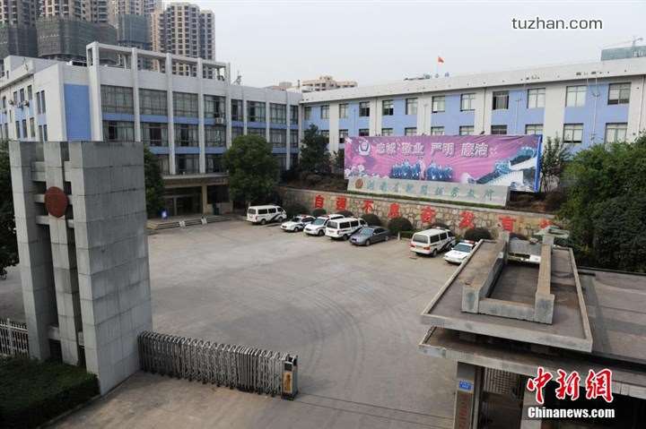 長沙市坪塘勞動教養管理所采購我公司定制生產的11KW二用一備自來水加壓泵站一套，本設備供水范圍為5公里，供水人數為3600人，目前本自來水加壓泵站運行平穩，高效節能，受到了管理所的一致好評！